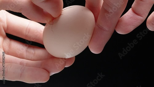 卵を割る ローアングル4Kスローモーション動画 photo