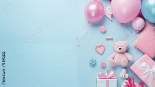 Urodzinowe minimalistyczne jasne tło na życzenia lub metryczkę z zabawkami i dekoracjami - narodziny dziecka - dziewczynki lub chłopca.