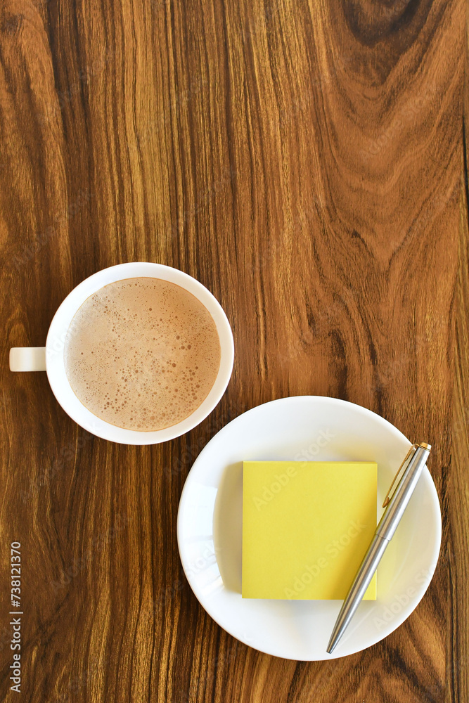 Obraz premium Café con leche y libreta de notas. Espacio para texto en la parte superior.