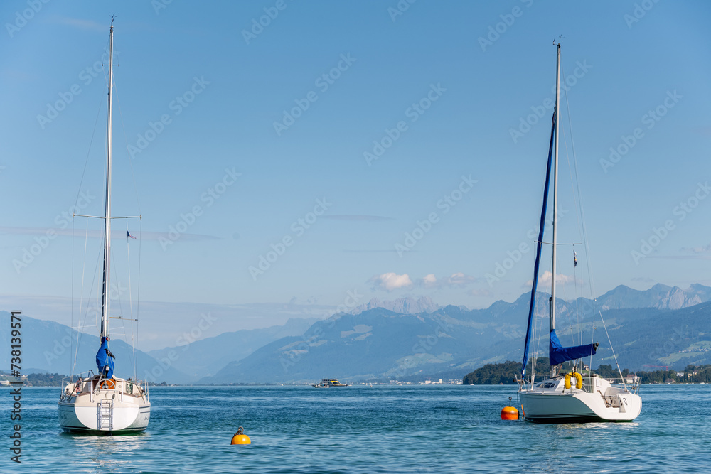 Zwei Segelboote auf dem Zürichsee mit Alpenpanorama