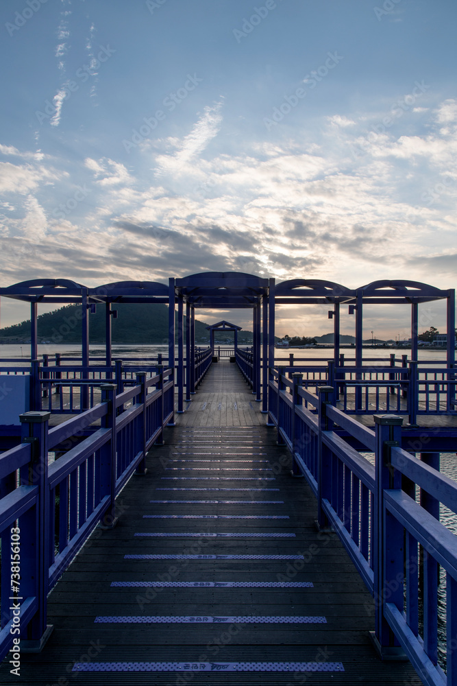 Obraz premium View of the bridge at the seaside during sunset