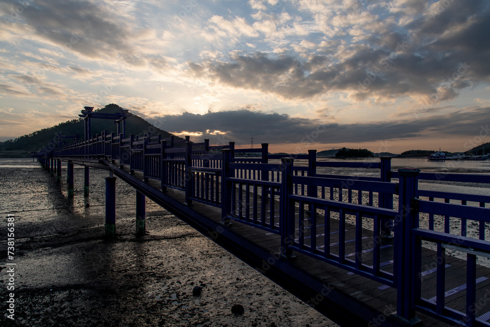 Obraz premium View of the bridge at the seaside during sunset