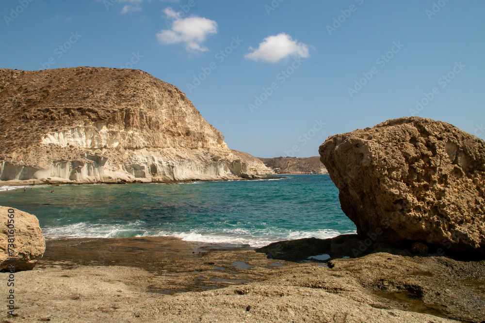 Formación rocosa en la costa de la cala de Enmedio en Almería. Roca de los acantilados modelados por la erosión del mar Mediterráneo de la cala de Enmedio en Agua Amarga, Almería, España.