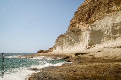 Formación rocosa en la costa de la cala de Enmedio en Almería. Roca de los acantilados modelados por la erosión del mar Mediterráneo de la cala de Enmedio en Agua Amarga, Almería, España.
