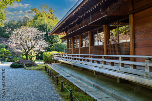 京都の伏見区、城南宮にて、神樂殿と梅の花、2月12日、日本