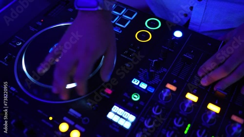 La mano del hombre en la mesa de mezclas de música de DJ. Scratching. Imagen en cámara lenta