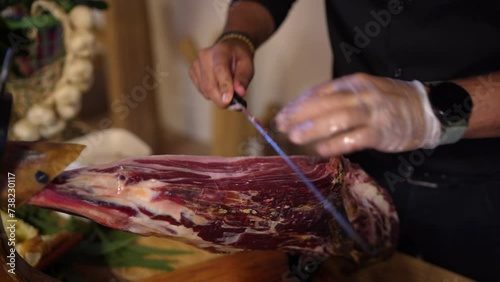 hombre corta jamón serrano, jamón ibérico, corte profesional, comida gourmet photo