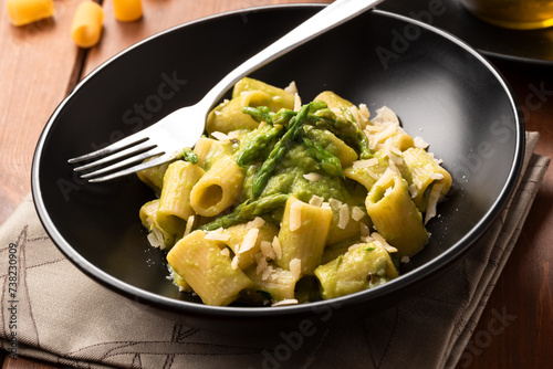 Piatto di deliziosa pasta con crema di asparagi selvatici e pecorino, cibo italiano 