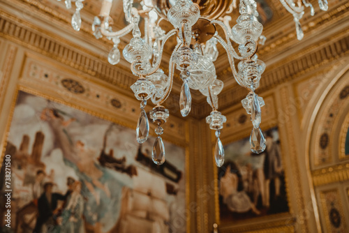 Detalles de cristal tallado de una lámpara antigua para una estancia muy lujosa. photo