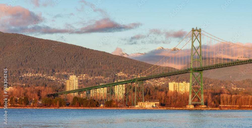 Obraz premium Lions Gate Bridge from Seawall in Stanley Park. Modern City.