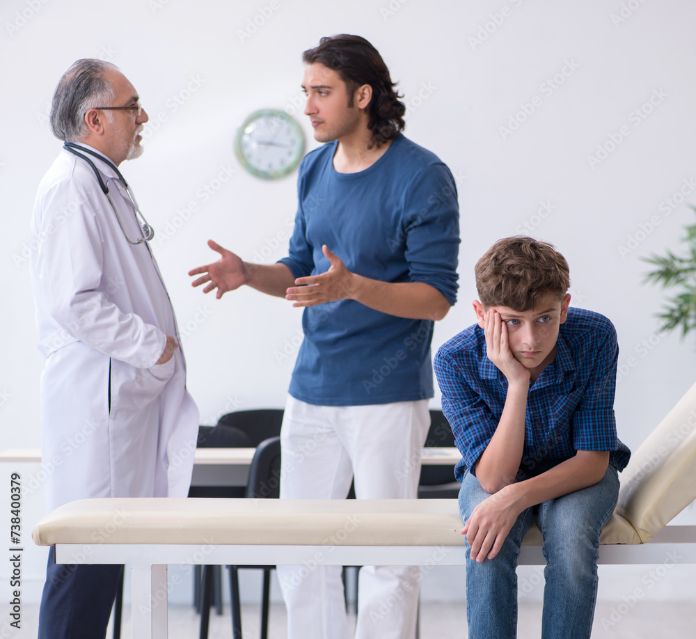 Obraz premium Young boy visiting doctor in hospital