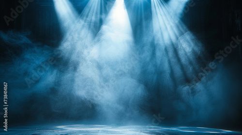 holofotes brilham no ch  o do palco dentro de uma sala escura  neblina flutua ao redor  ideia para plano de fundo  simula    o de cen  rio Foto
