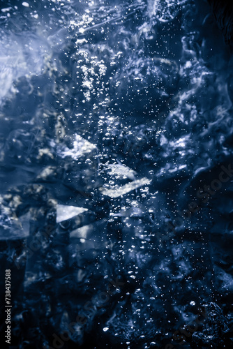 水中から見た青い水しぶき