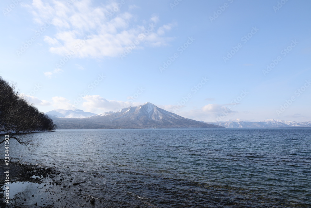 冬の支笏湖と雪山