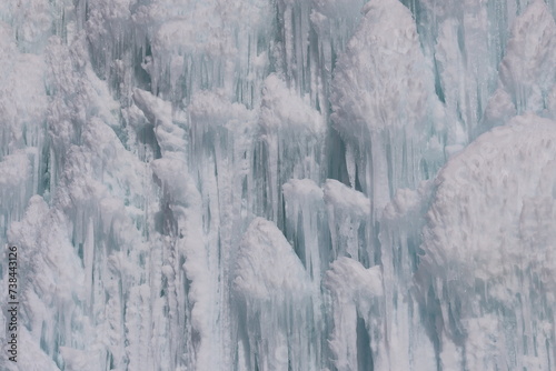 人工的に作られた氷濤の氷の壁のアップ