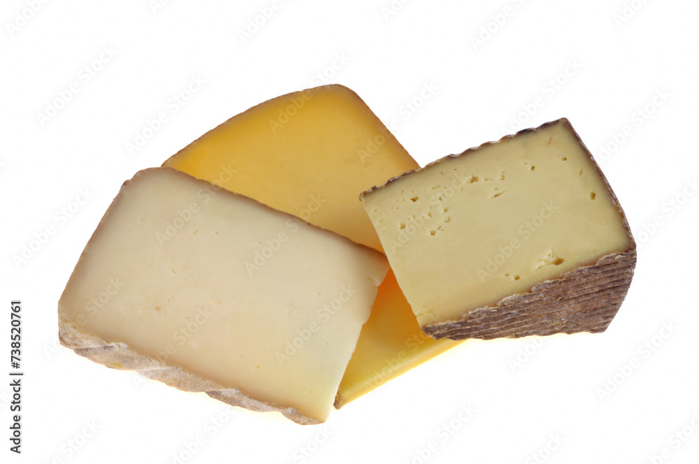 Assortiment de fromages en gros plan sur fond blanc.