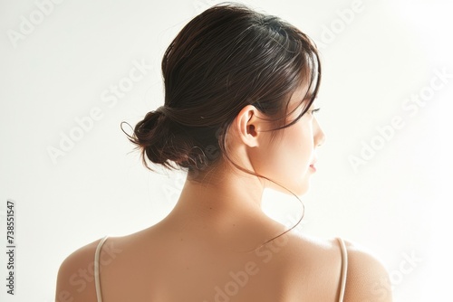  後ろから見た日本人女性の背中・首すじ・肩（うなじ・姿勢・肩こり） photo