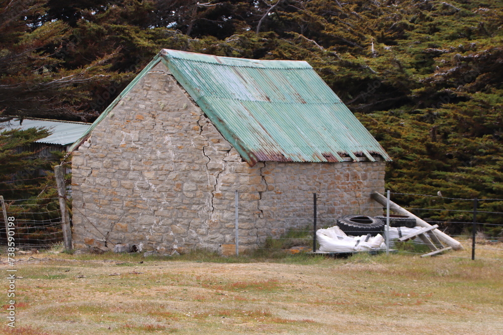 Obraz premium Old barn on West Point Island in the Falkland Islands.