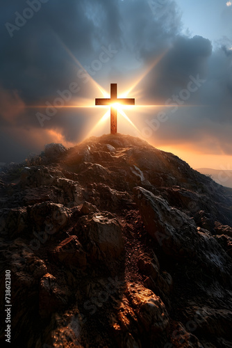 Göttliches Licht: Leuchtendes christliches Kreuz auf dem Gipfel eines Berges © Seegraphie