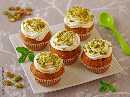Wholemeal cupcakes with honey and cheese.