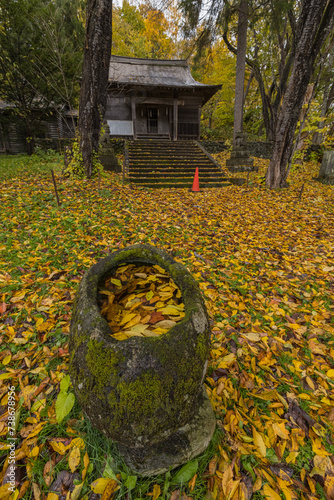 日本　北海道旭川市の旭山公園にある旭山稲荷金刀比羅神社と紅葉 photo