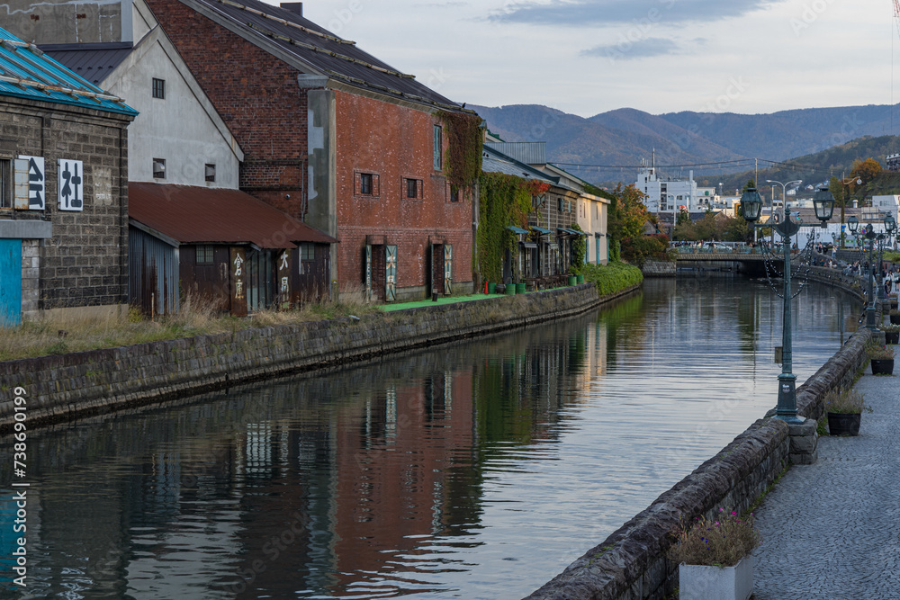 日本　北海道小樽市にある小樽運河沿いの風景と石造倉庫群