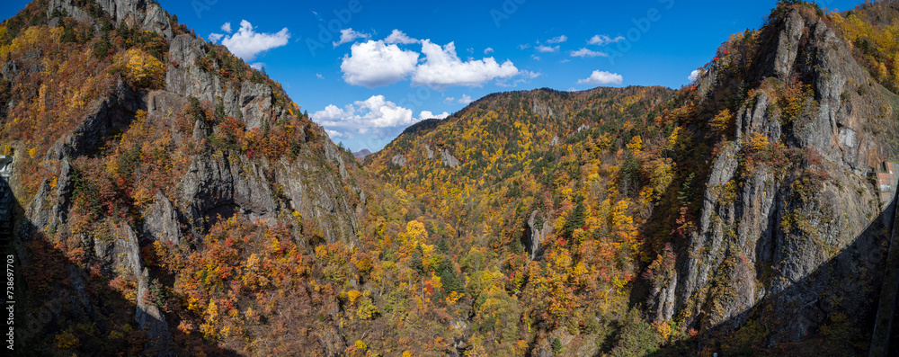 日本 北海道札幌市南区定山渓にある豊平峡ダムから見える渓谷と紅葉 日本 北海道札幌市南区定山渓にある豊平峡ダムから見える渓谷と紅葉