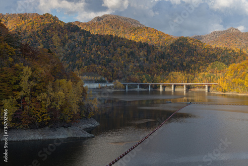 日本 北海道札幌市南区定山渓の定山渓ダムによって出現した人造湖、さっぽろ湖と紅葉