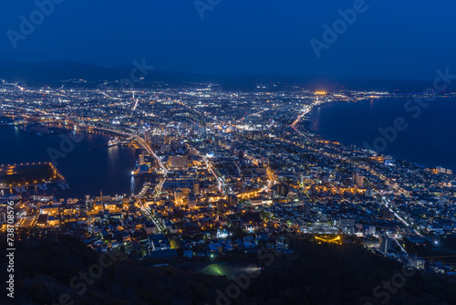 日本 北海道函館市にある函館山展望台から見える市街地の夜景と津軽海峡