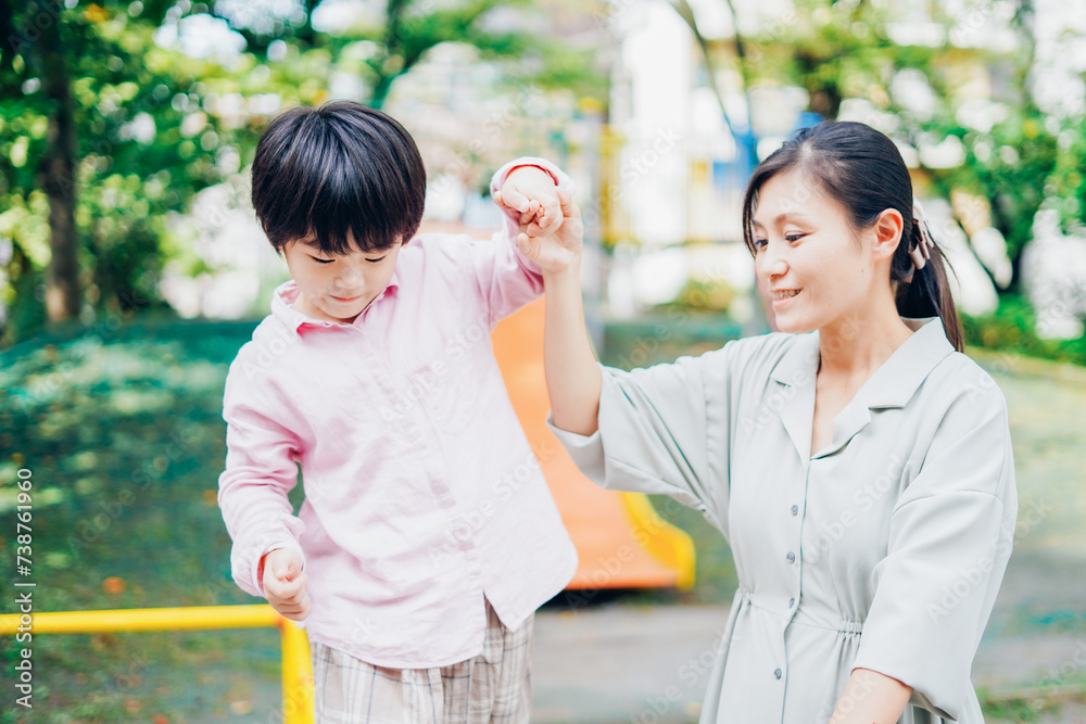 公園でお母さんと遊ぶ男の子