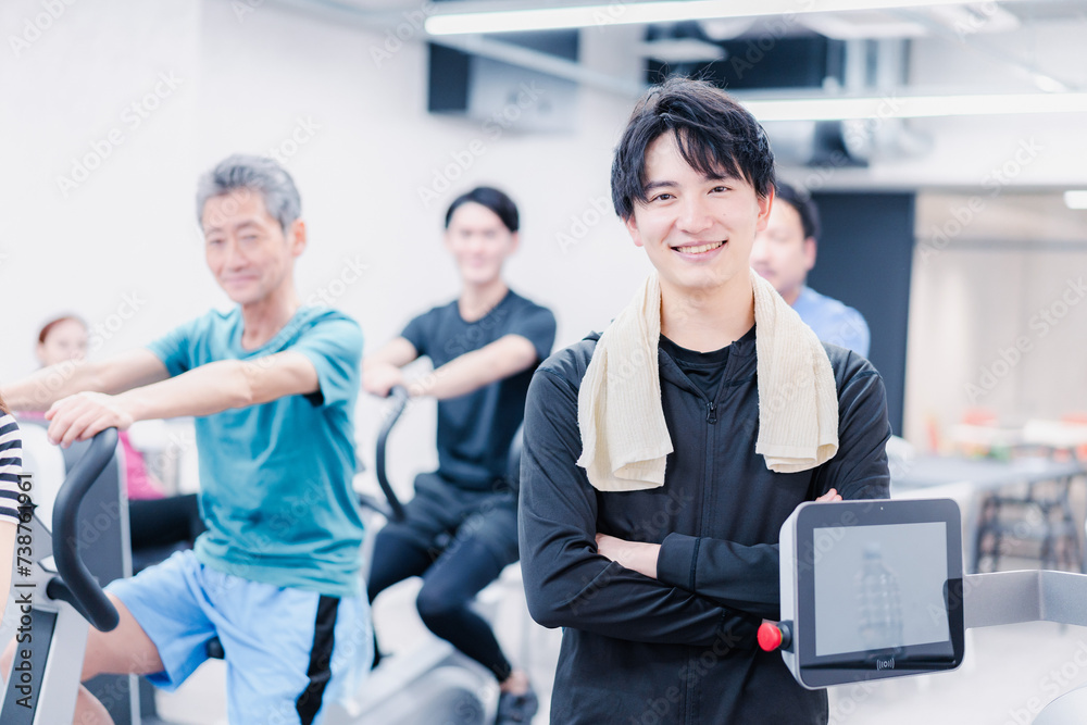 ジムで働く男性トレーナー ジムで働く男性トレーナー