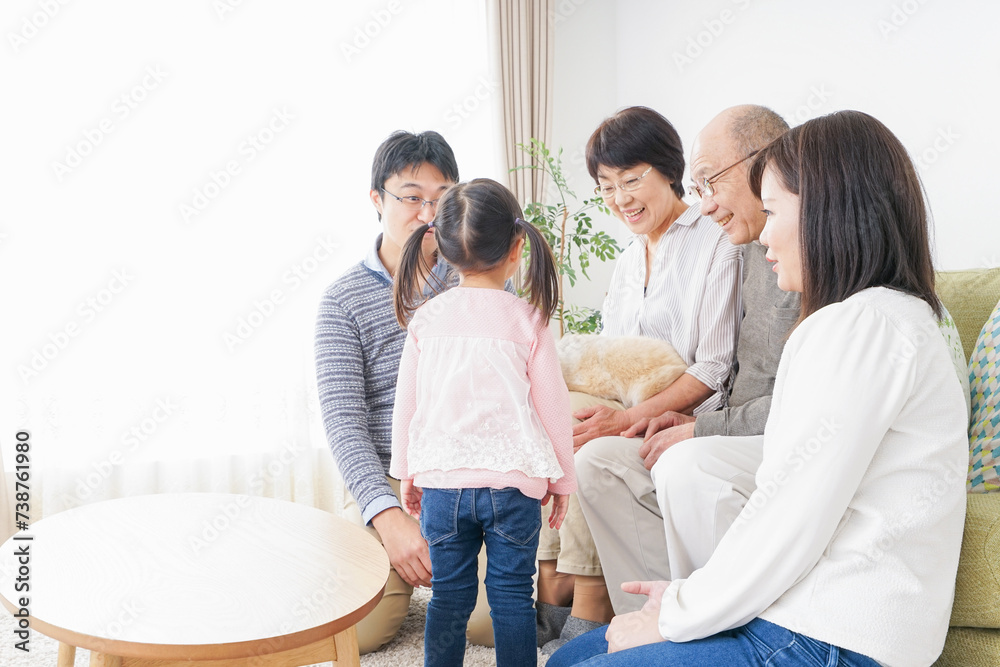 犬の世話をする3世代家族