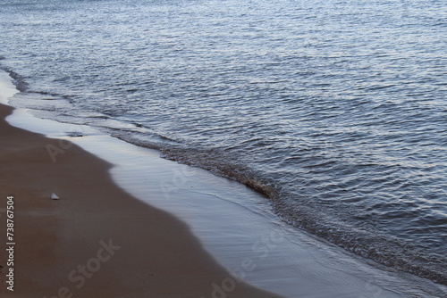 Immagine riva del mare con sabbia dorata per uno sfondo eccezionale
