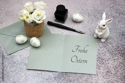 Frohe Ostern: Karte mit Ostergrüßen , Füller,  Tinte und Osterdekoration.