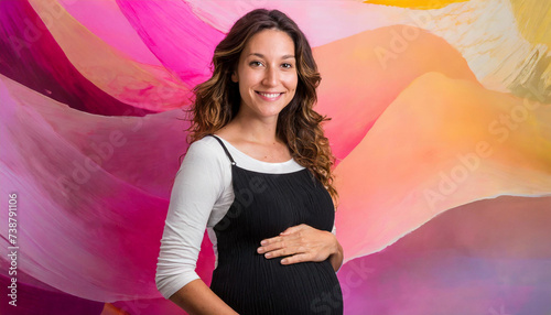 Schwangere Frau vor abstraktem Hintergrund photo