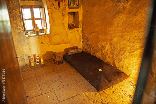 Schlaflager des hl. Charbel in der Einsiedelei bei Aannaya, Libanon