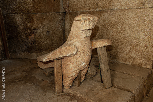 steinfigur in den ruinen von baalbek, libanonf photo