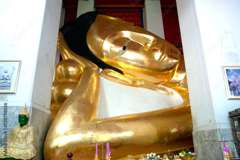 The large golden reclining Buddha has a very beautiful Sukhothai Buddhist style. It is 47 meters and 42 centimeters long and is the third largest in Thailand.Located at Wat Phra Non Chakkasi Worawihan