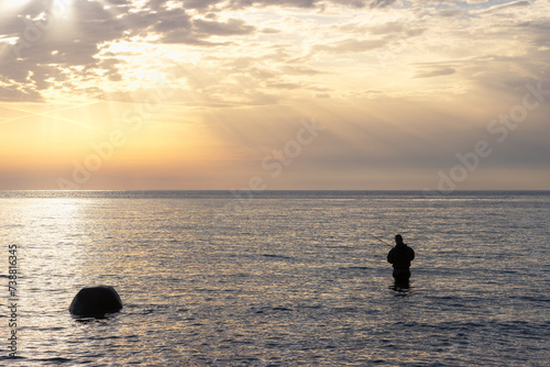 Meerforellen Angler im flachen Wasser an der Ostseeküste. © Lars Gieger
