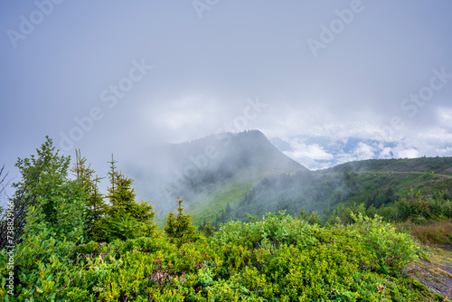 Montagnes avec les nuages m  me en   t  - Chatel- France