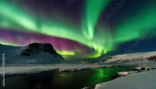 Uma aurora boreal nas montanhas vista a partir de um lago