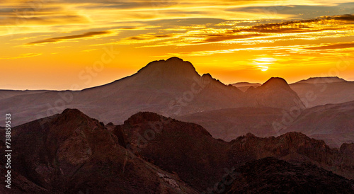 Paysage du Hoggar dans le d  sert du Sahara  Alg  rie. Une vue depuis l Assekrem du coucher de soleil sur les montagnes de l Atakor