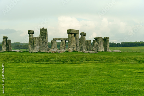 Blick auf Stonehenge mit Tragstein und Zapfen sowie anderen Quadern photo