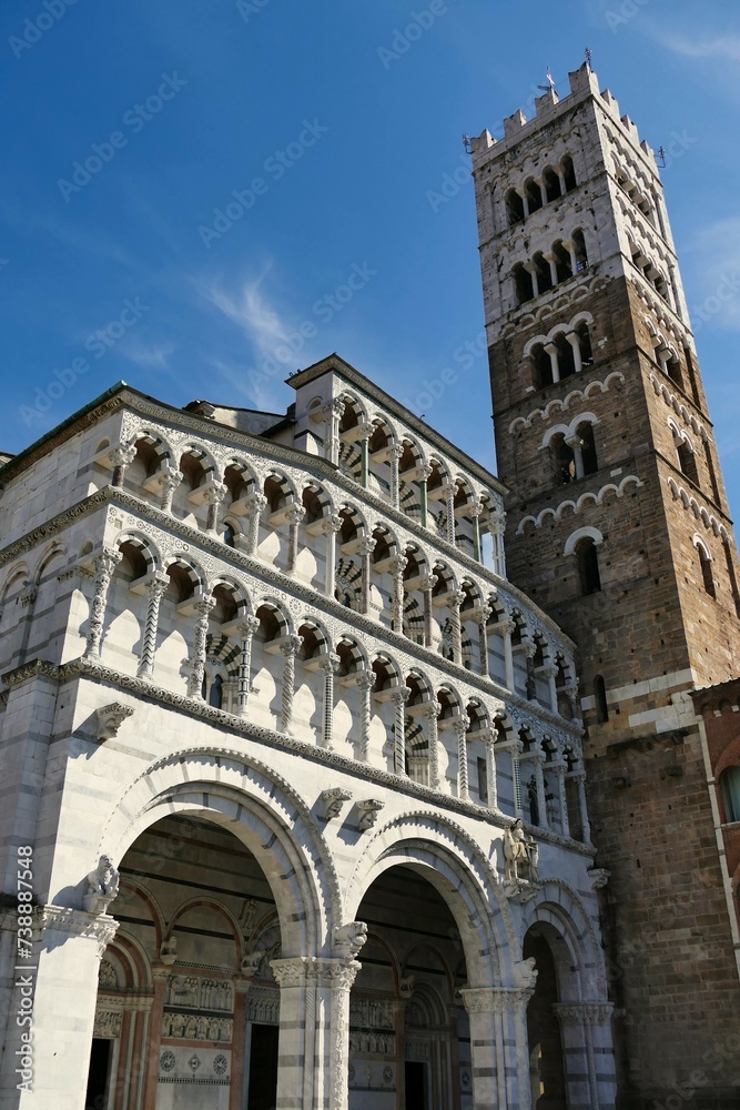 
La façade et le campanile de la cathédrale San Martino de Lucques
