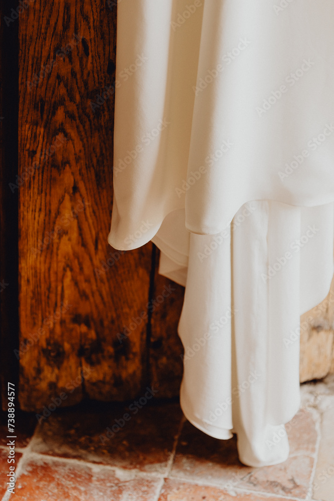 La traine de la robe de mariée suspendue