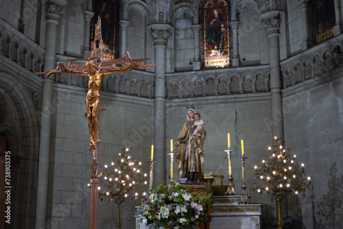 Cristo frente al altar