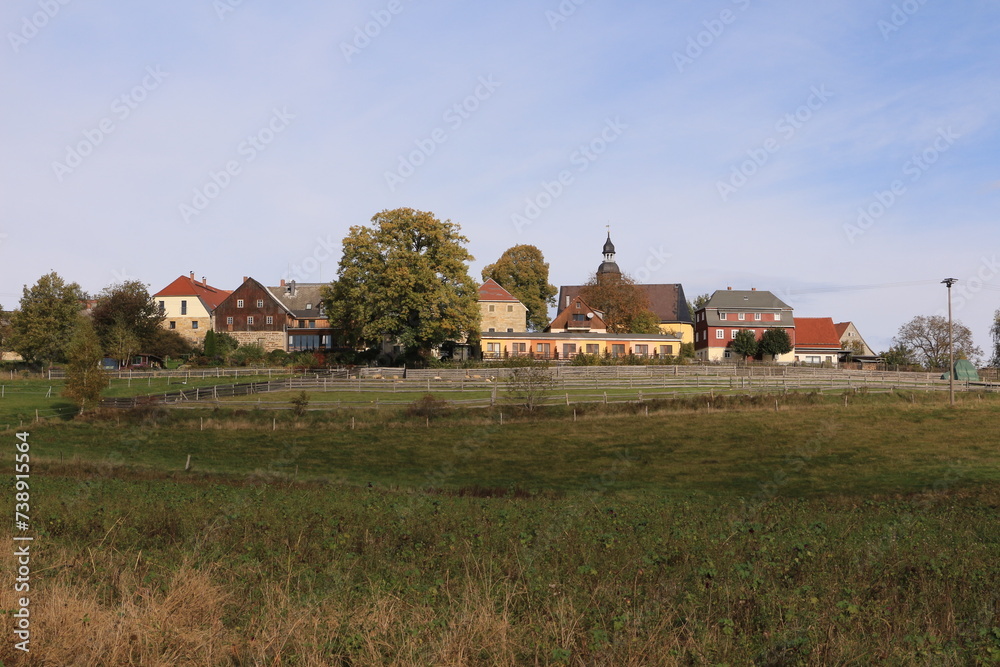 Blick auf Lichtenhain, einem Ortsteil von Sebnitz in der Sächsischen Schweiz Blick auf Lichtenhain, einem Ortsteil von Sebnitz in der Sächsischen Schweiz