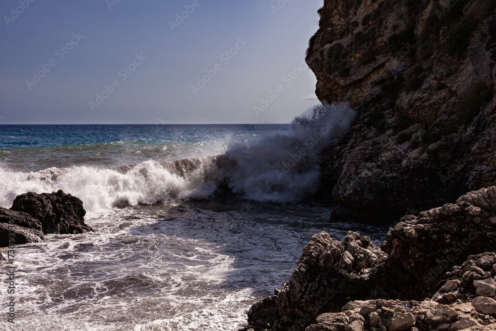 Obraz premium Waves breaking over rocks in Sicily