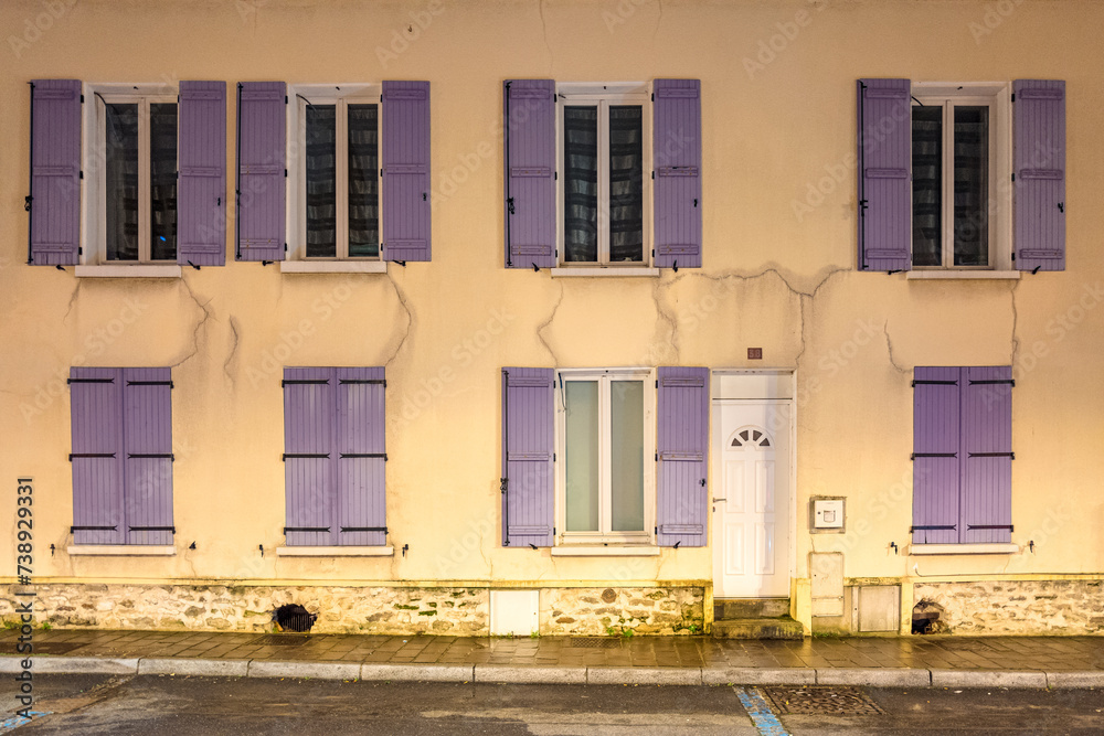 Roissy en France, dom nocą, kolorowe okiennice - obrazy, fototapety, plakaty 