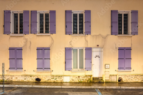 Roissy en France, dom nocą, kolorowe okiennice © rpetryk